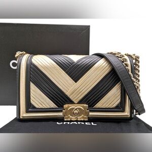 Chanel gold and black chevron pleated lambskin boy bag - EUC 🦄